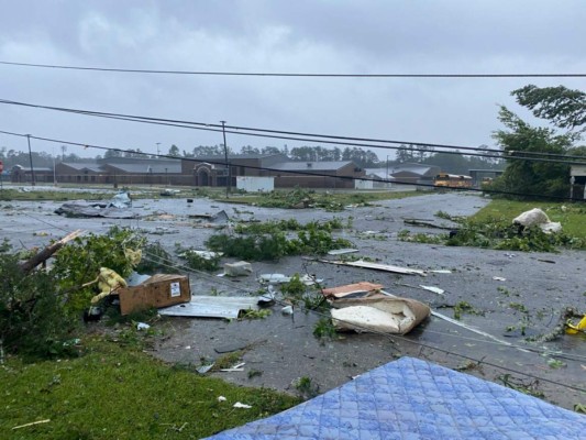 Esta fotografía proporcionada por Alicia Jossey muestra escombros regados en una calle de East Brewton, Alabama, el sábado 19 de junio de 2021. (Alicia Jossey vía AP).