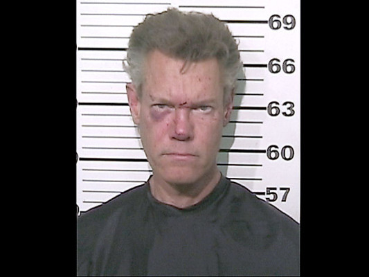 Randy Travis fue arrestado desnudo en la vía pública