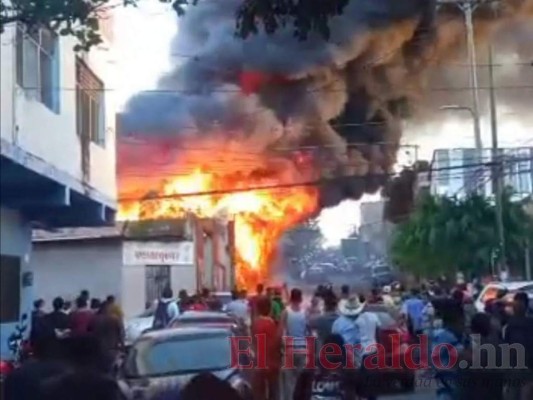 Primeras imágenes del voraz incendio en el barrio Lempira de Comayagüela