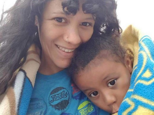 Mujer le da cloro a su hija para curarla de su enfermedad