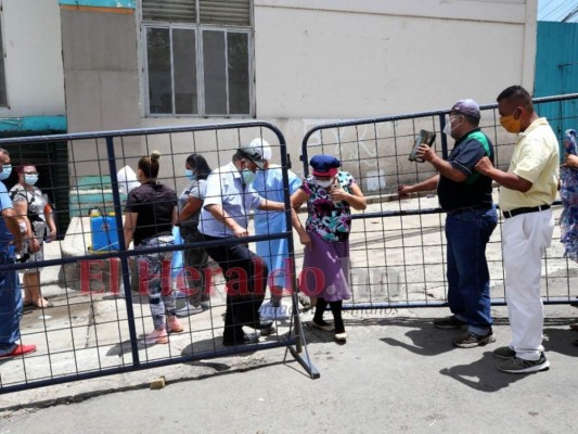 FOTOS: Pacientes sospechosos de covid-19 abarrotan triaje de la Mayangle