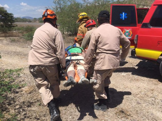 Rescatan con vida a dos jóvenes que estaban soterrados en sector de Comayagua