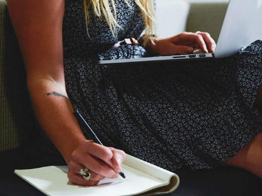 Un curriculum escrito a mano conmueve a usuarios en las redes sociales