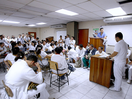 Levantan actas contra médicos internos por desacatar llamado de UNAH
