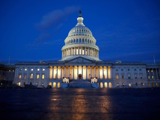 La luz brilla en la cúpula del Capitolio de EE. UU. En Washington, el miércoles 4 de diciembre de 2019, antes del testimonio programado de expertos en derecho constitucional en una audiencia ante el Comité Judicial de la Cámara sobre los motivos constitucionales para la destitución del presidente Donald Trump.