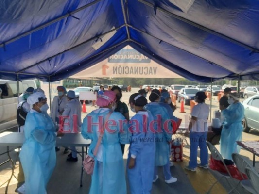 FOTOS: Así inició la jornada de vacunación de adultos mayores contra el covid en la capital