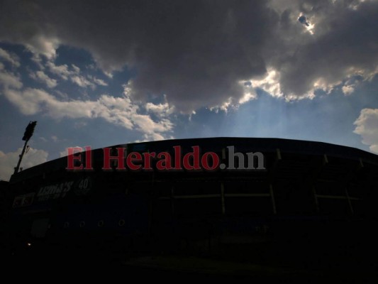 Una capital que deprime: Humo de incendios, racionamientos de agua y confinamiento