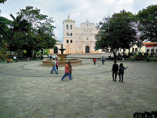 Plazas, símbolos de la vida social y cultural