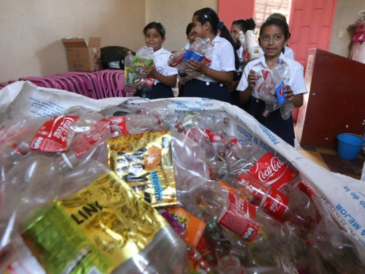 Centros escolares se preparan para la venta de plástico en la capital