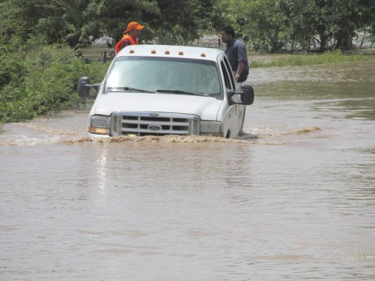 Familias de la zona sur afectadas por inundaciones reciben alimentos