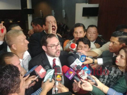 Golpes y cohetes en nuevo zafarrancho dentro del Congreso Nacional