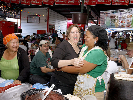 Embajadora de Estados Unidos se va de compras al mayoreo