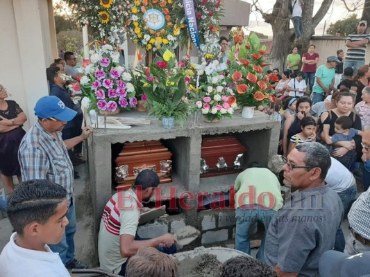 FOTOS: Doloroso sepelio de familia que murió en tragedia en la CA-5