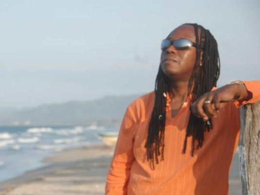 Cantante hondureño Aurelio Martínez es agredido durante concierto