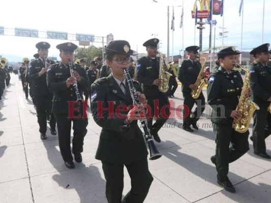Por aire y tierra: con desfiles interinstitucionales rinden honor en el Bicentenario