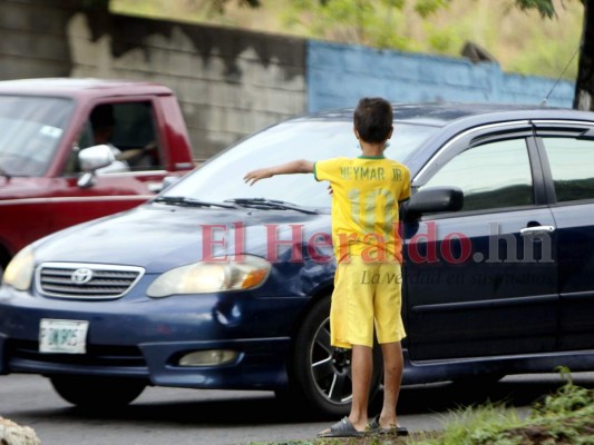 Niño sale por comida: 'Pido porque no tenemos nada que comer en la casa” &nbsp;&nbsp;