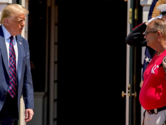 Trump recibe a veterano que hace campaña contra suicidios