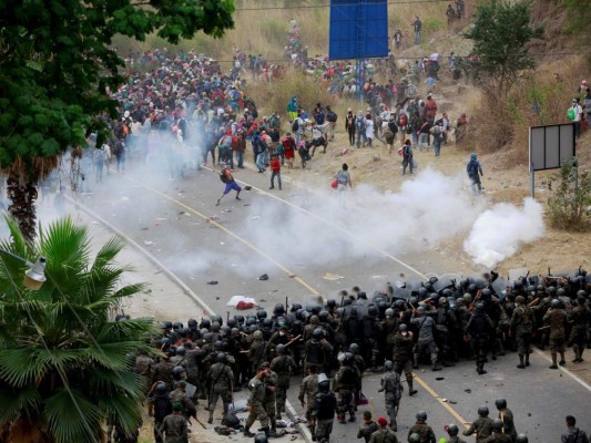 ¡Imágenes que duelen! El violento desalojo a la caravana migrante en Chiquimula
