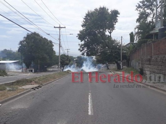 Piedras, llantas, ramas y bombas lacrimógenas: así fueron los bloqueos de calles en la capital de Honduras