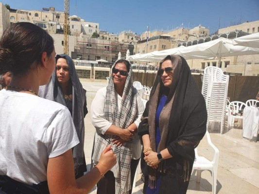 Los looks de Ana García de Hernández durante visita a Jerusalén