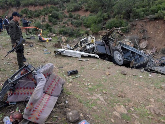 Hecho pedazos, así quedó el bus que se accidentó en Túnez y dejó 24 muertos