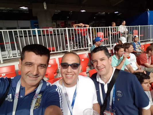 Las fotos de Diego Vazquez, entrenador de Motagua, apoyando a Argentina desde el Mundial Rusia 2018
