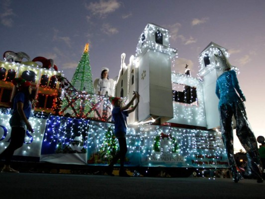 El colorido desfile de carrozas navideñas en la capital de Honduras