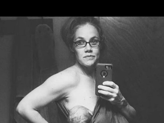 Mujer sube foto 24 horas después de dar a luz