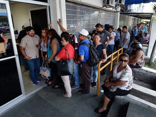 Salvadoreños esperan visas de trabajo en Estados Unidos&nbsp;&nbsp;