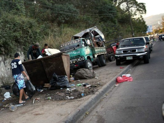 Comerciantes que hacen uso de contenedores irrespetan la ley