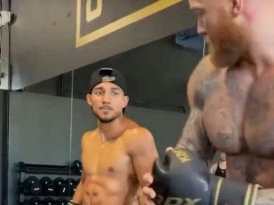 VIDEO: Boxeador hondureño Teófimo López resiste fuerte puñetazo en el abdomen  