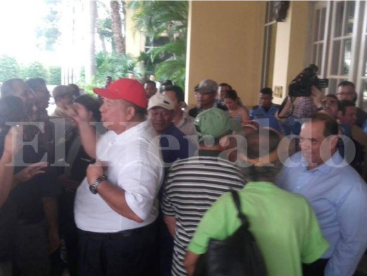 Libre irrumpe conferencia del venezolano Robert Carmona