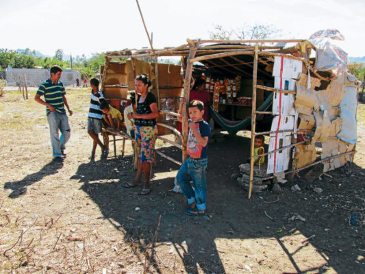 Invaden predio de mercado para los adultos mayores