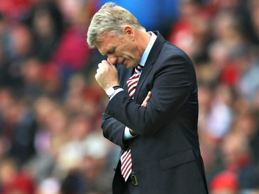 Técnico de Sunderland David Moyes ofrece bogetadas a una periodista y luego se disculpa