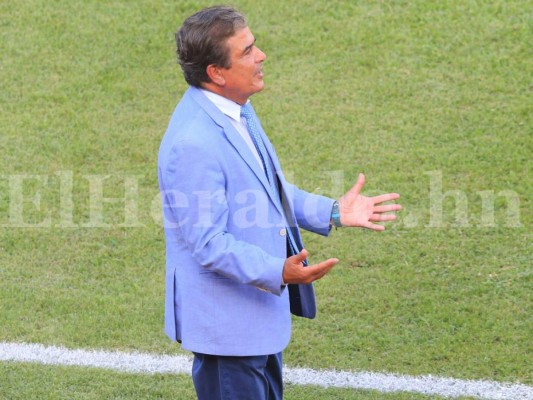 Contrato de Jorge Luis Pinto vence en un mes... ¿Sigue o se va?