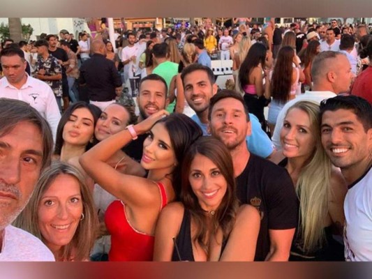 FOTOS: El encuentro de Messi, Fábregas, Luis Suárez y Jordi Alba con su familia en Ibiza