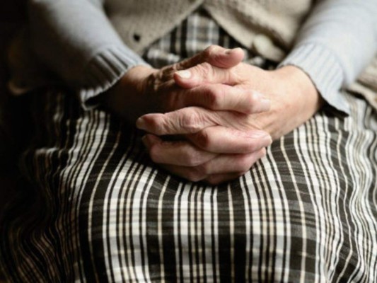 Mujeres se disfrazan de ancianas para vacunarse contra el coronavirus