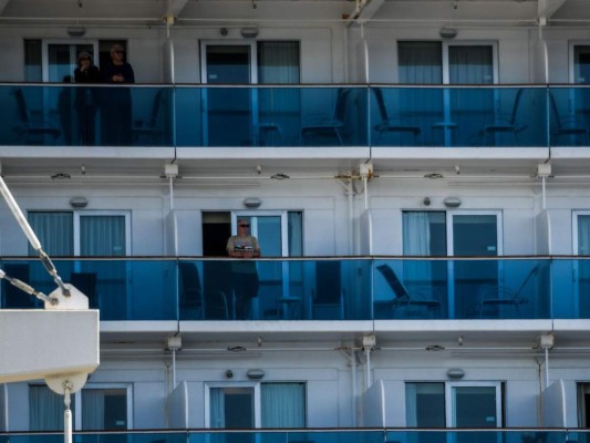 FOTOS: Así atracó en Miami crucero con muertos y enfermos de Covid-19