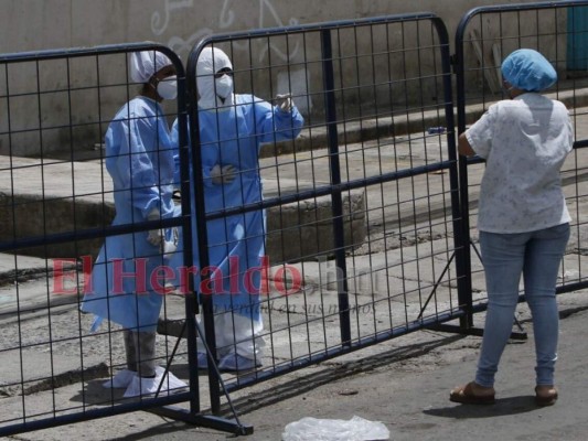 FOTOS: Pacientes sospechosos de covid-19 abarrotan triaje de la Mayangle