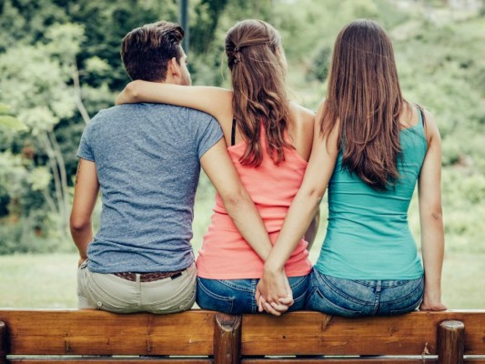 ¿Piensas que tu amiga te quiere robar el novio? Estas son algunas señales de alerta