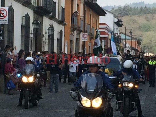 Guatemaltecos dan su adiós póstumo al expresidente Alvaro Arzú