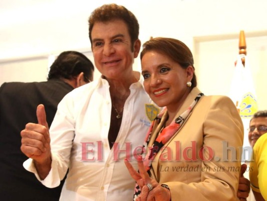Salvador Nasralla cede su candidatura para sumarse a Xiomara Castro