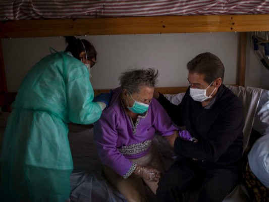 13 imágenes de la difícil lucha de los ancianos contra el coronavirus