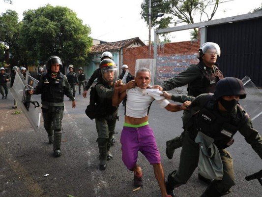 Militares venezolanos dispersan con gases lacrimógenos a manifestantes en puente fronterizo con Colombia