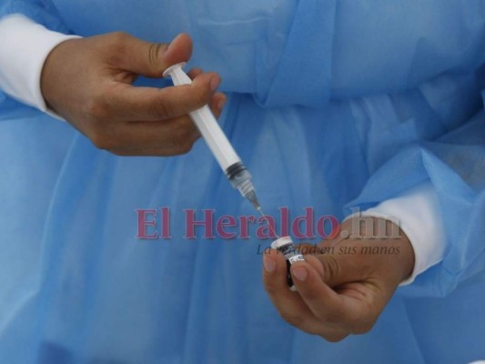 FOTOS: Siguen desbordados los centros de vacunación en la capital