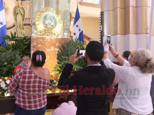 FOTOS: Feligreses visitan la Basílica previo al Día de la Virgen de Suyapa