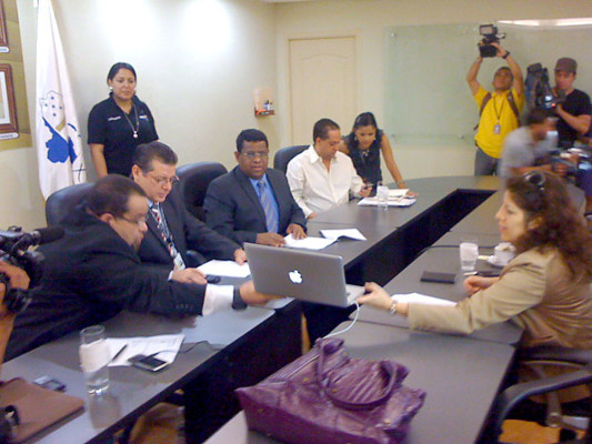 Reunión entre representante de OEA y magistrados del TSE