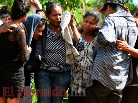 En imágenes, el desgarrador momento en el que familiares despiden a víctimas de naufragio en La Mosquitia