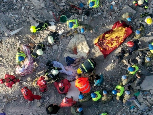 Duras imágenes: Albania busca desesperadamente sobrevivientes del sismo