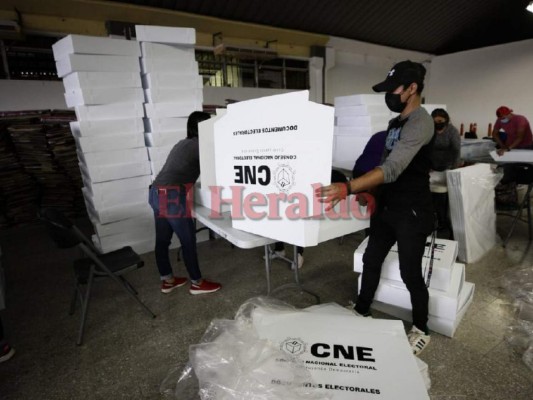 Avanza preparación de maletas electorales para ser distribuidas en diferentes puntos de Honduras (FOTOS)